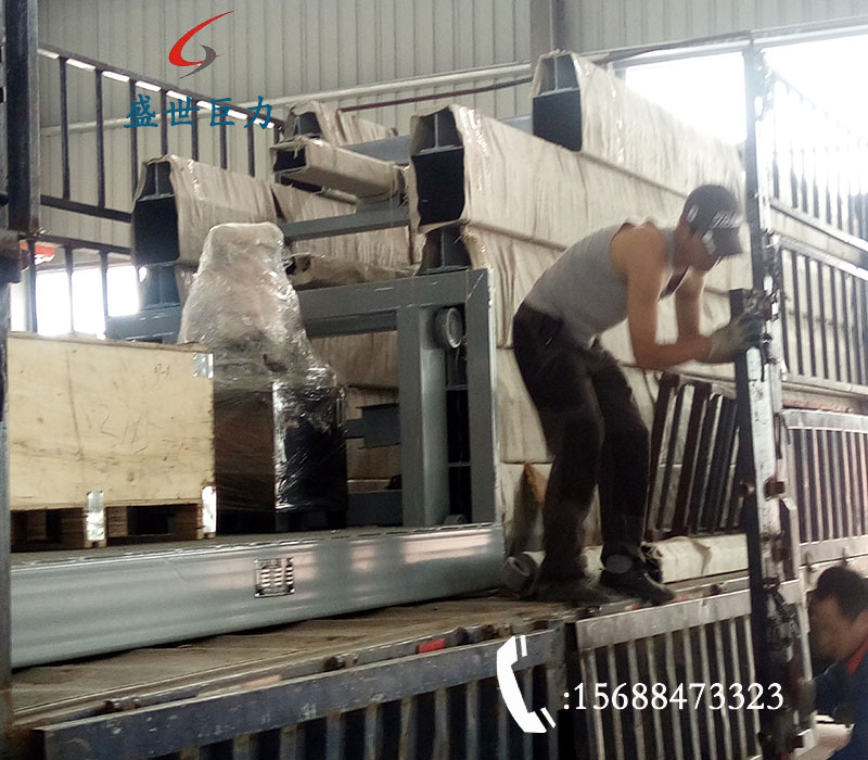 抗风柱导轨式升降机