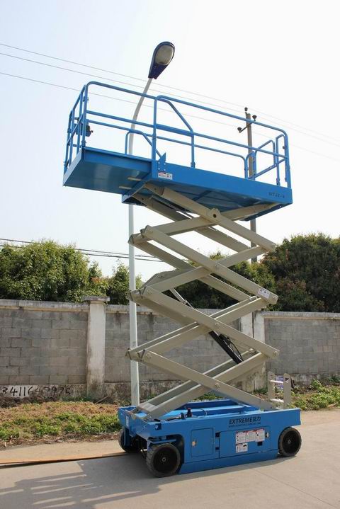 自行移动液压升降机